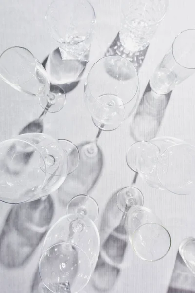 灰色の布に影を持つ透明ガラスのトップビュー — ストック写真