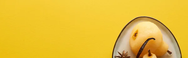 Вид Сверху Вкусную Грушу Вине Анисом Тарелке Желтом Фоне Панорамный — стоковое фото