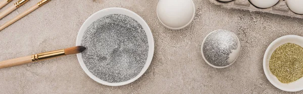 Вид Зверху Курячі Яйця Срібний Золотий Блиск Пензлями Сірій Бетонній — стокове фото
