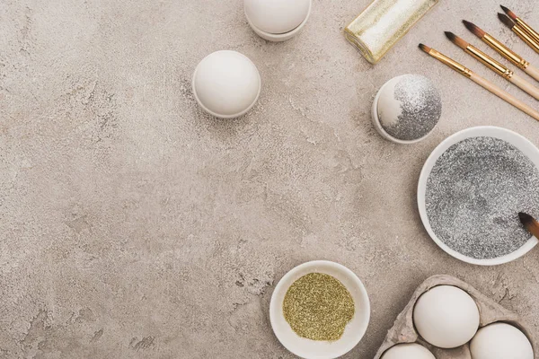 Vista Superior Huevos Pollo Plata Purpurina Dorada Con Pinceles Sobre — Foto de Stock