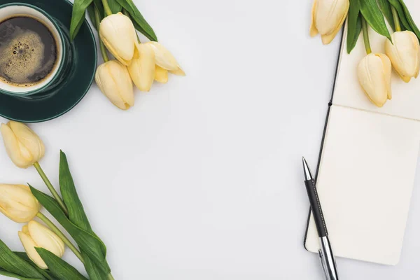 Vista Dall Alto Tulipani Taccuino Bianco Con Penna Caffè Fresco — Foto Stock