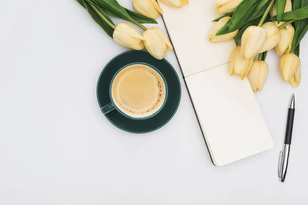 Bovenaanzicht Van Tulpen Blanco Notitieboekje Met Pen Verse Koffie Geïsoleerd — Stockfoto