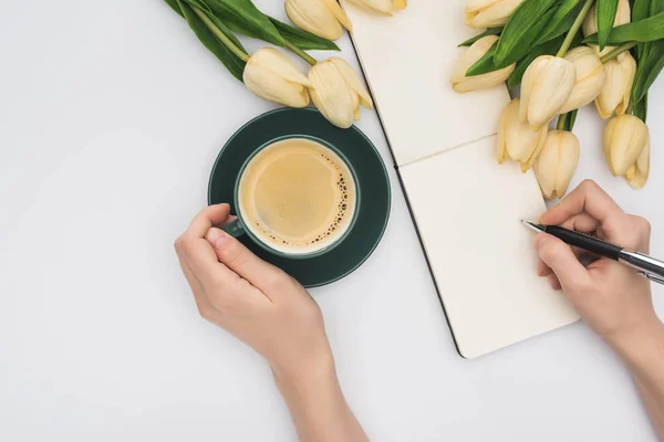 Vista Recortada Mujer Escribiendo Cuaderno Blanco Con Pluma Cerca Tulipanes — Foto de Stock