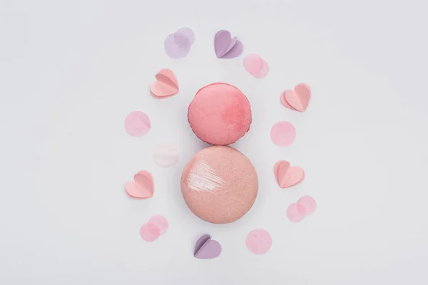 Top View Pink Macarons Violet Hearts Isolated White — Stock Photo, Image