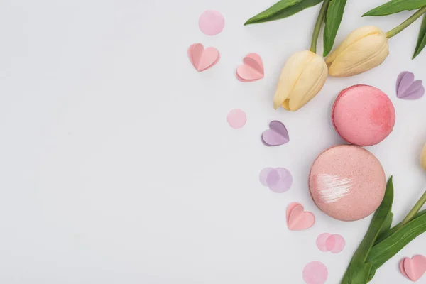Bovenaanzicht Van Tulpen Roze Macarons Violette Harten Geïsoleerd Wit — Stockfoto