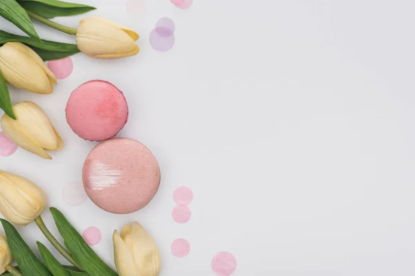 Bovenaanzicht Van Tulpen Roze Macarons Violette Confetti Geïsoleerd Wit — Stockfoto