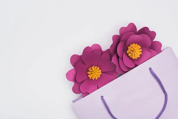 Вид Зверху Паперові Вирізані Квіти Фіолетовому Сумці Покупок Ізольовані Білому — стокове фото