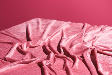 Pembe, kızsı bir konsepte izole edilmiş buruşuk kadife kumaş.