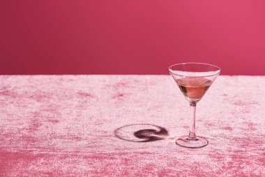 Kadife kumaş üzerinde pembe şarap pembe, kızsı bir konseptte izole edilmiş.