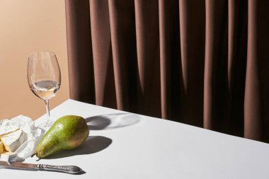 Camembert peyniri, beyaz şarap ve armut ile klasik natürmort.