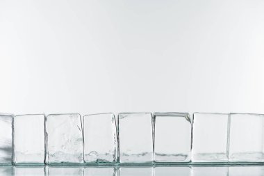 beyaz üzerinde izole edilmiş şeffaf kare buz küpleri