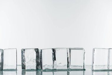 beyaz üzerinde izole edilmiş şeffaf kare buz küpleri