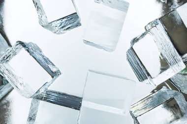 Aynadaki şeffaf kare buz küplerinin üst görünümü