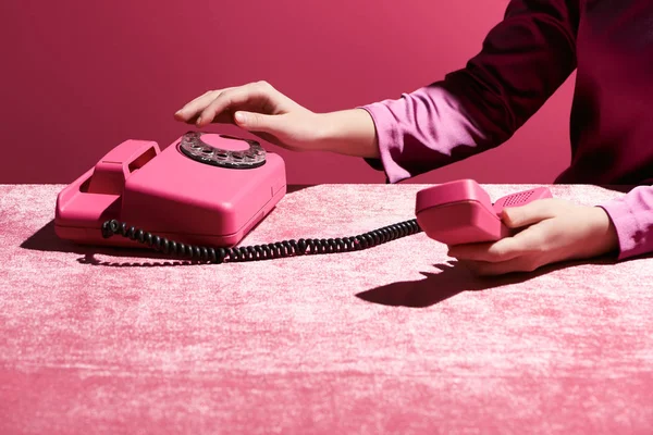 Vista Recortada Mujer Usando Teléfono Retro Tela Terciopelo Aislado Rosa — Foto de Stock