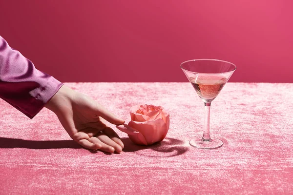 Mano Femminile Vicino Rosa Bicchiere Vino Rosato Tessuto Velluto Isolato — Foto Stock