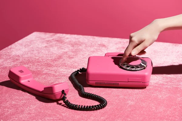 Vista Recortada Mujer Usando Teléfono Retro Tela Terciopelo Aislado Rosa — Foto de Stock