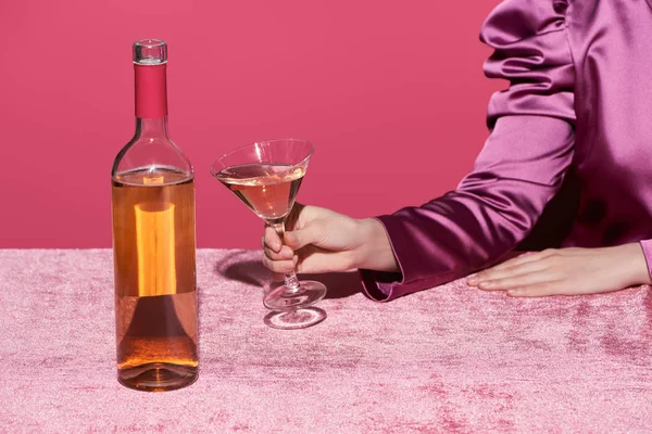 Cropped View Woman Holding Glass Rose Wine Bottle Velour Cloth — 스톡 사진