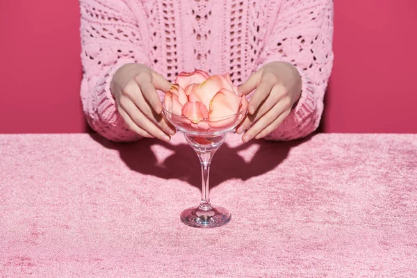 Beskärd Kvinna Med Kronblad Glas Velour Duk Isolerad Rosa Flickaktig — Stockfoto