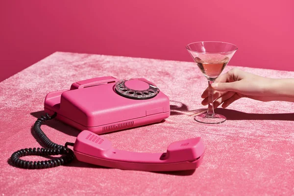 Vista Recortada Mujer Sosteniendo Vaso Vino Rosa Cerca Teléfono Retro — Foto de Stock