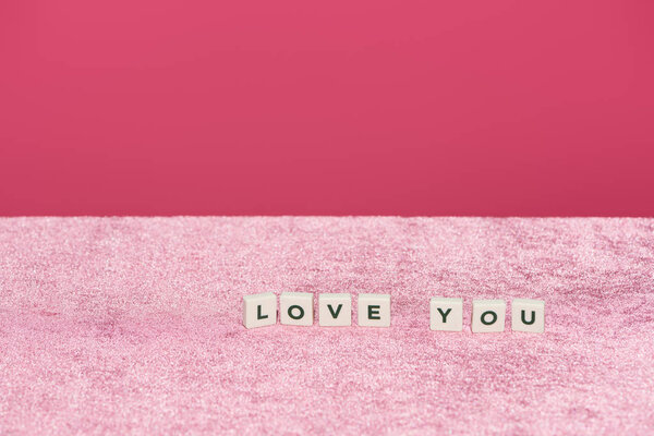 кубики с любовью вы позволяя на велюр розовую ткань изолированы на розовый, девичий концепции
