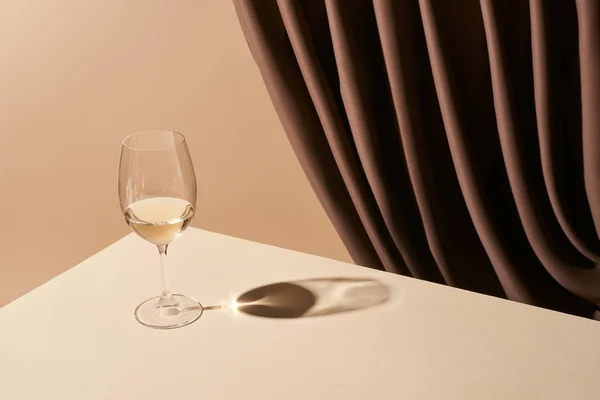 Vida Tranquila Clássico Com Copo Vinho Branco Mesa Perto Cortina — Fotografia de Stock