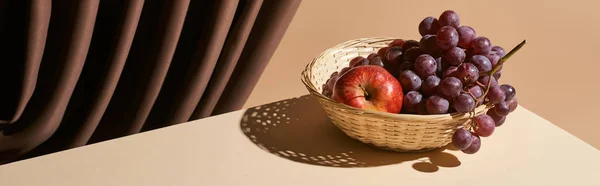 Klassisches Stillleben Mit Granatapfel Und Traube Weidenkorb Auf Tisch Neben — Stockfoto