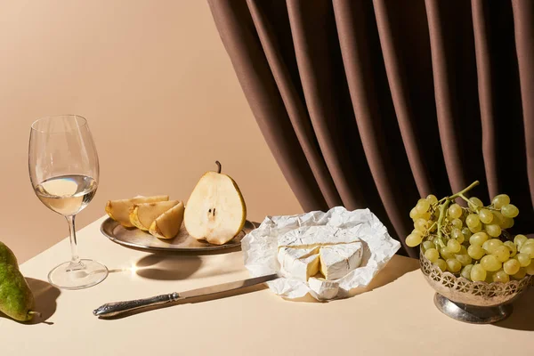 Klasická Zátiší Hruškami Hrozny Bílým Vínem Sýrem Camembert Stole Záclony — Stock fotografie