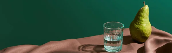 Klassiskt Stilleben Med Päron Och Vatten Glas Bord Med Brun — Stockfoto