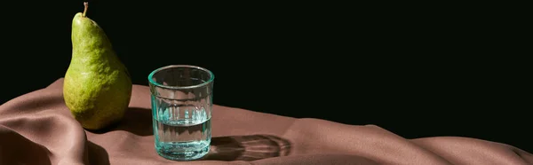 Klasická Zátiší Hruškou Vodou Skle Stole Hnědým Ubrusem Izolovaným Černém — Stock fotografie