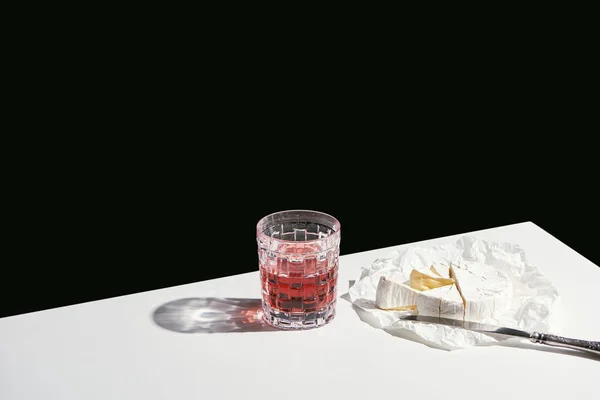 Bodegón Clásico Con Queso Camembert Vino Tinto Copa Sobre Mesa — Foto de Stock