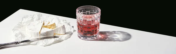 Класичне Натюрморт Сиром Камамбер Червоним Вином Склянці Білому Столі Ізольовано — стокове фото