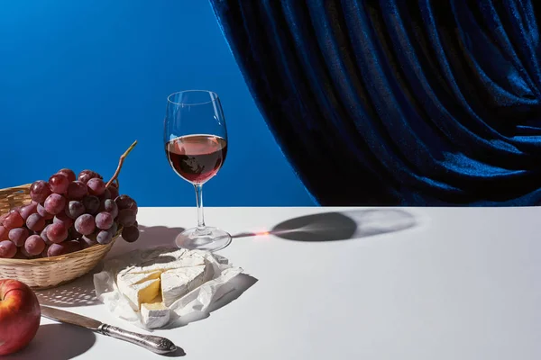 Natura Morta Classica Con Frutta Vino Rosso Formaggio Camembert Tavolo — Foto Stock