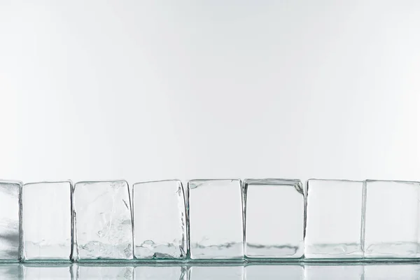 Transparente Quadratische Eiswürfel Einer Linie Isoliert Auf Weiß — Stockfoto