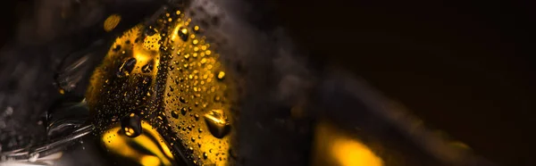 Vista Perto Cubo Gelo Quadrado Molhado Com Iluminação Amarela Tiro — Fotografia de Stock