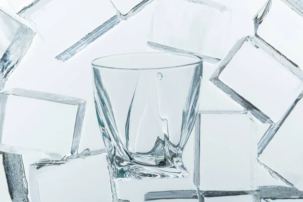 Şeffaf Kare Buz Küpleri Aynada Boş Bardakların Üst Görünümü — Stok fotoğraf