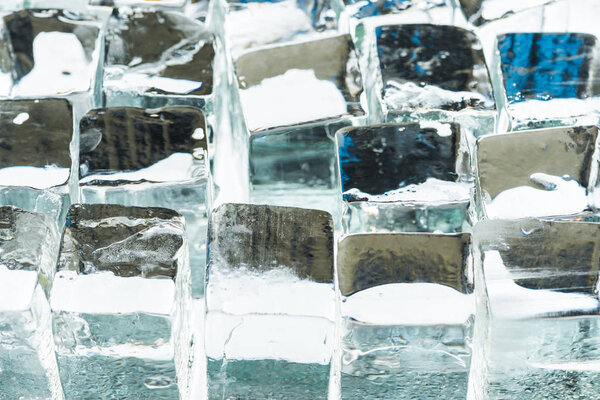 крупным плавлением прозрачных прозрачных кубиков льда

