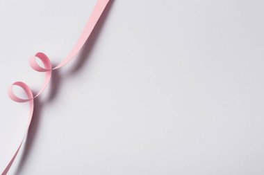 Beyaz arkaplanda pembe kağıt girdabının üst görünümü