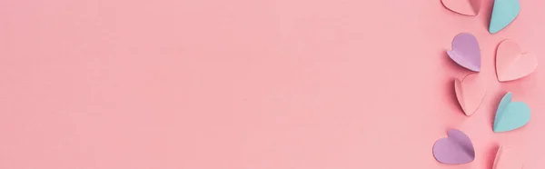 Vista Dall Alto Cuori Carta Colorati Sfondo Rosa Colpo Panoramico — Foto Stock