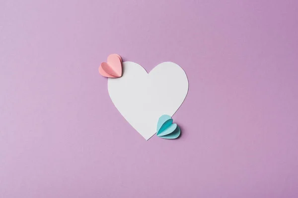 Top View Blank Card Colorful Paper Hearts Violet Background — Stock Photo, Image