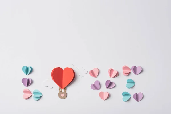 Top View Love Lettering Made Colorful Paper Hearts Air Balloon — 스톡 사진