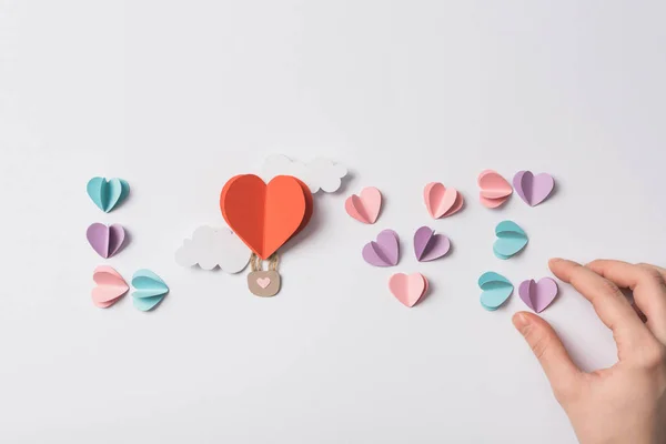 Bovenaanzicht Van Liefdesbelettering Gemaakt Van Kleurrijke Papieren Hartjes Luchtballon Met — Stockfoto