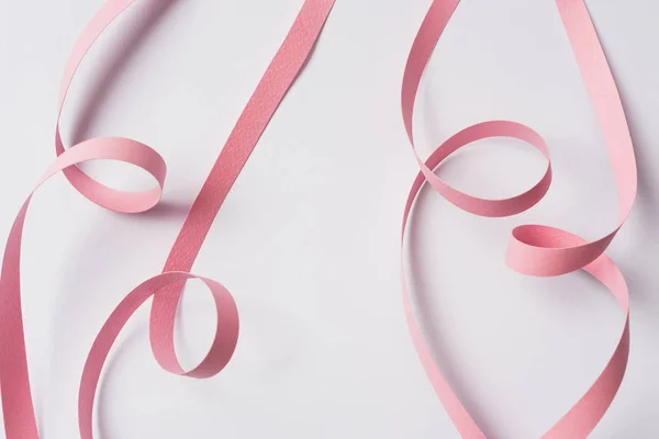 Bovenaanzicht Van Roze Papier Swirl Witte Achtergrond — Stockfoto
