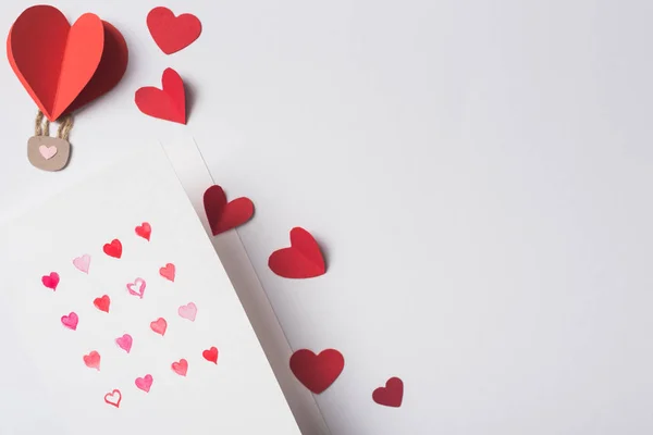 Felső Nézet Valentin Üdvözlő Kártya Papír Piros Szív Fehér Háttér — Stock Fotó
