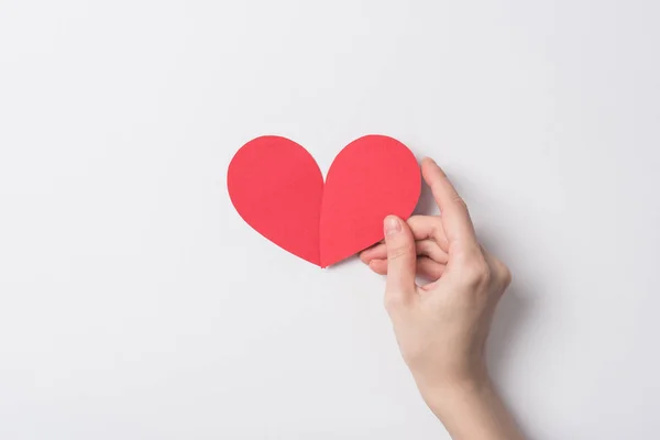 Vista Recortada Mujer Sosteniendo Corazón Rojo Sobre Fondo Blanco — Foto de Stock