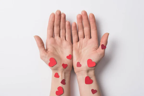 Beskärd Bild Kvinna Med Röda Hjärtan Händer Vit Bakgrund — Stockfoto