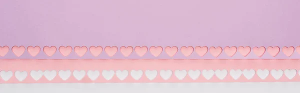 Вид Сверху Розовой Фиолетовой Бумаги Вырезанными Сердцами Белом Фоне Панорамный — стоковое фото