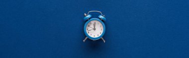 Alarm saatinin mavi arkaplandaki üst görünümü, panoramik çekim