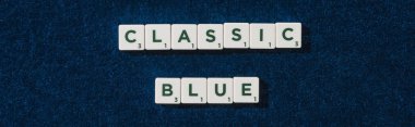 Mavi kadife arkaplan üzerinde klasik mavi harflerin üst görünümü, panoramik çekim