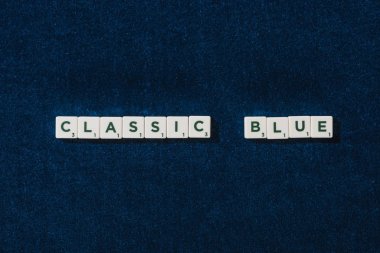 Mavi kadife arka planda küpler üzerinde klasik mavi harflerin üst görünümü