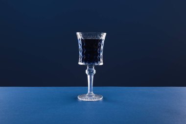kristal katmanlı cam, mavi üzerine izole edilmiş içki.